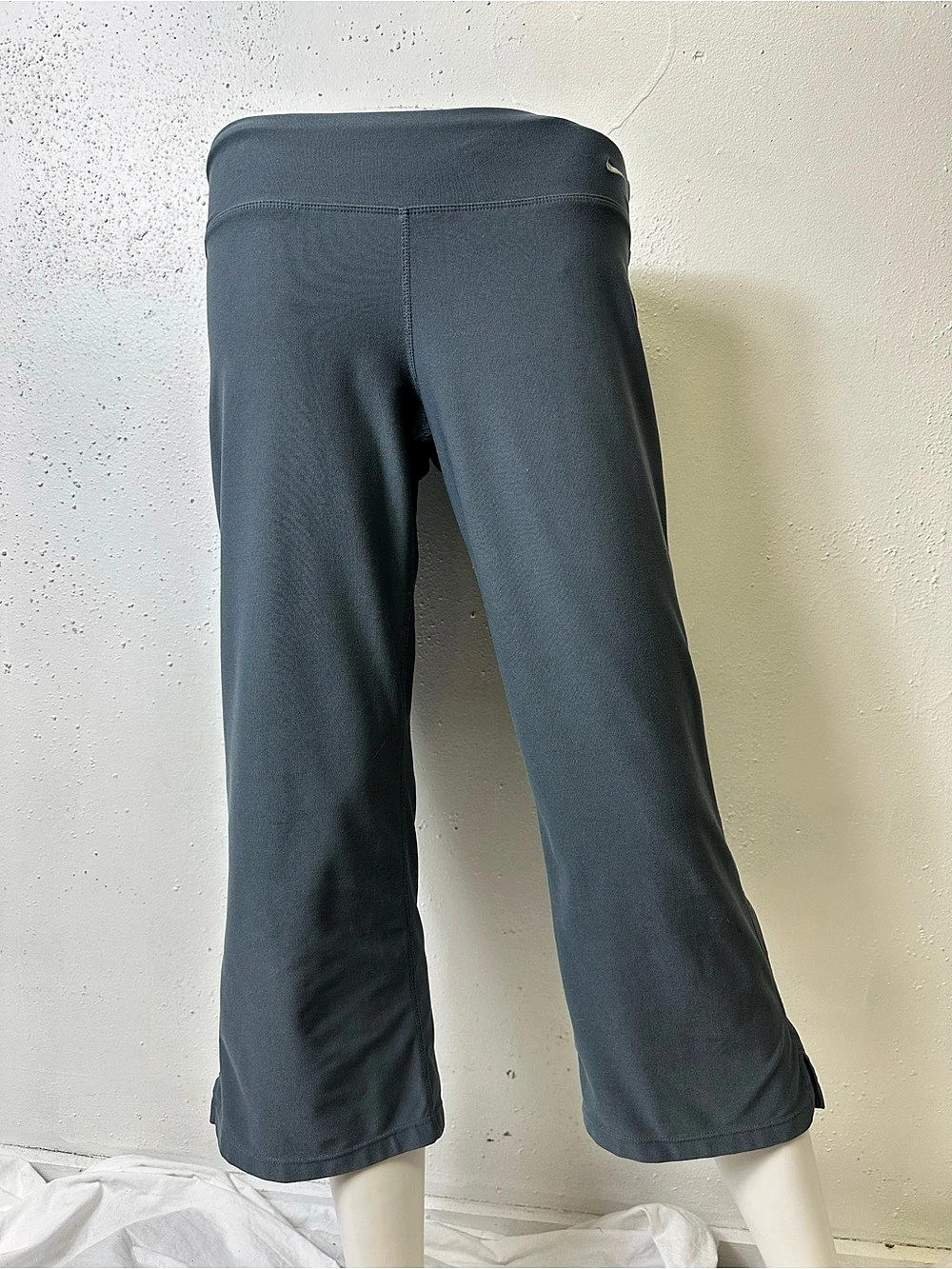Nike Dri-Fit Stretch Womens Gray Capri Cropped Fitness Legging Pants Size Small